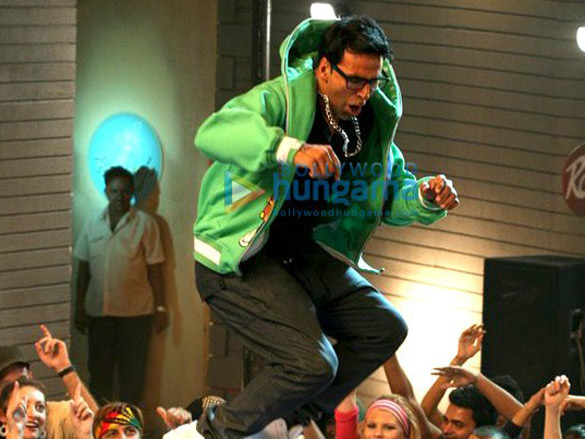 shahrukh khan meets akshay kumar on the sets of blue 7
