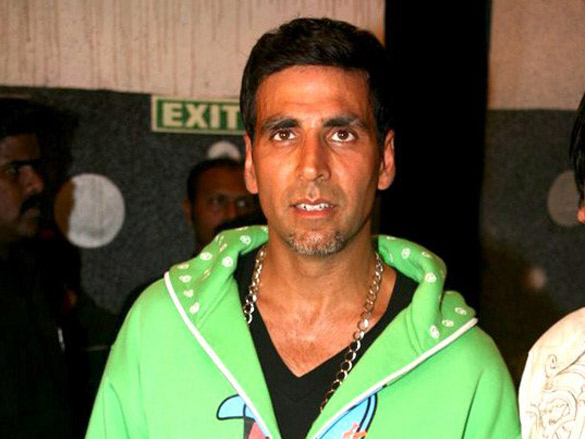 shahrukh khan meets akshay kumar on the sets of blue 8