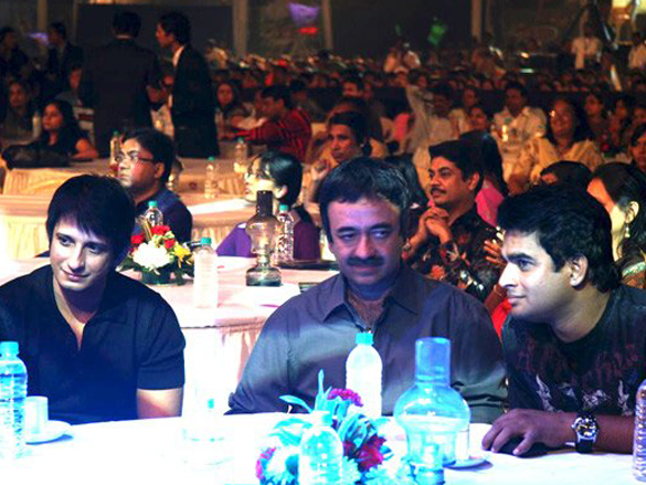 the cast of 3 idiots gracing the 1000th episode of saregama 5