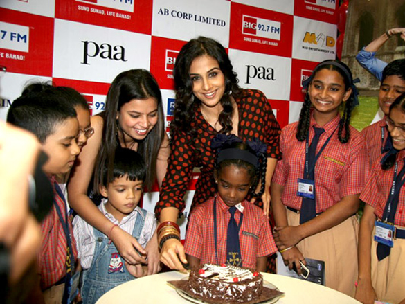 vidya balan promotes paa on big fm with school children 2