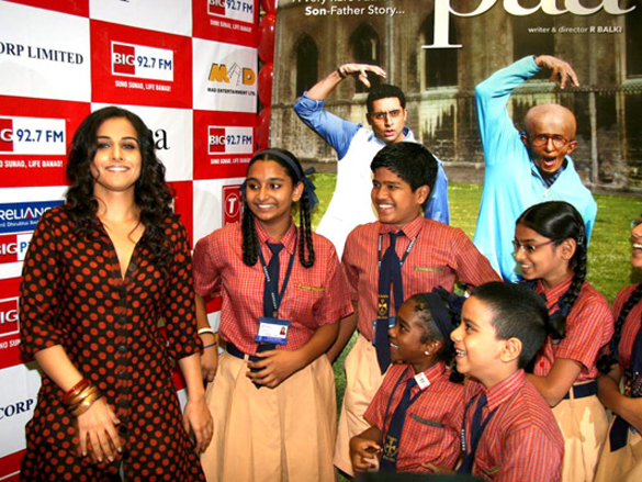 vidya balan promotes paa on big fm with school children 7
