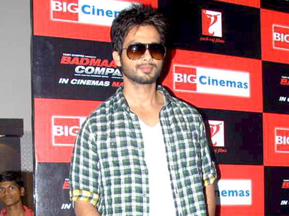 badmaash companys cast visits big cinemas at r city mall 11