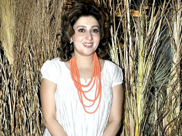 zeenat aman and amrita rao walk the ramp for beti cause 33