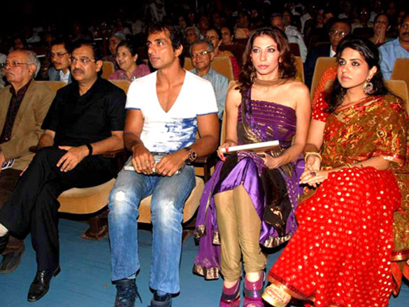 sonu sood omi and abhijeet at giants fund raiser 5