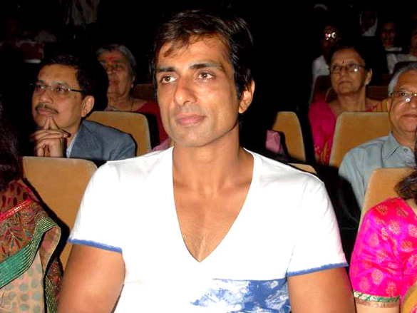 sonu sood omi and abhijeet at giants fund raiser 6