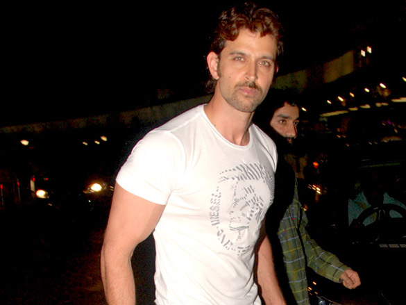 hrithik roshan leaves for new york kites premiere with parents 2
