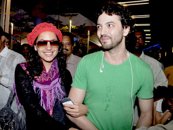 hrithik roshan and barbara mori return to india after kites london premiere 5