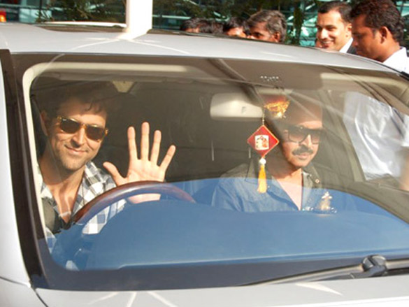 hrithik barbara and rakesh roshan arrive after kites promotion in kolkata 9