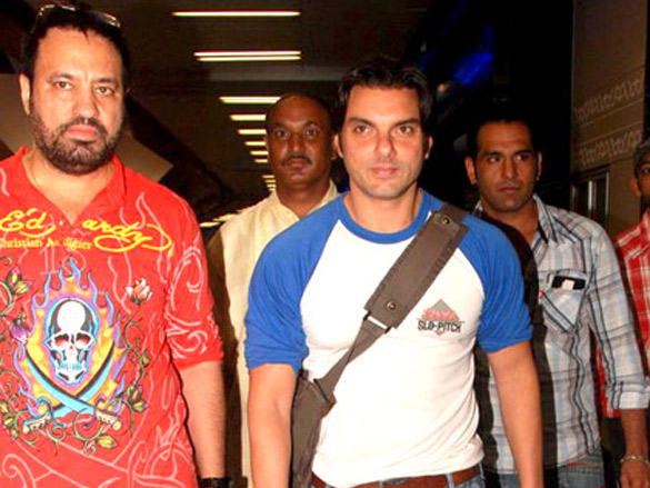 salman riteish and sohail arrive back from iifa sri lanka 4