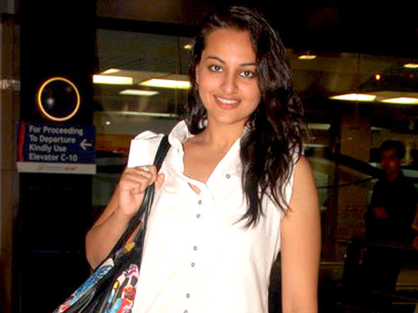 salman riteish and sohail arrive back from iifa sri lanka 21
