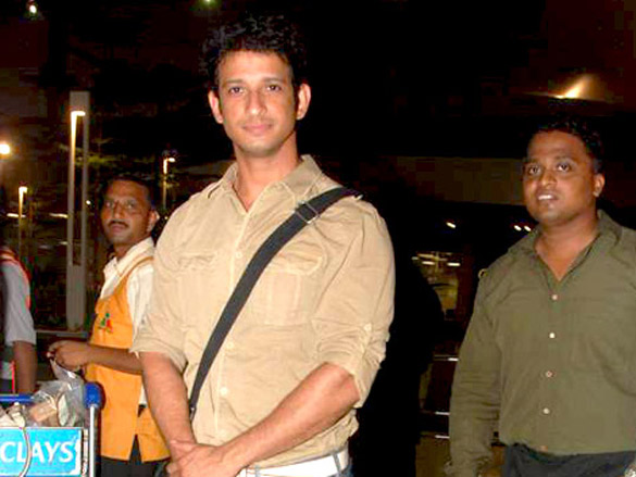 saif kareena bipasha kangna and sanjay dutt arrive back from iifa sri lanka 21