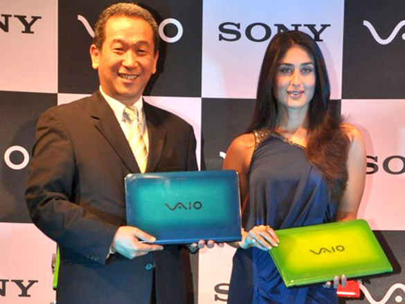 kareena kapoor unveils latest sony viao series laptop 5