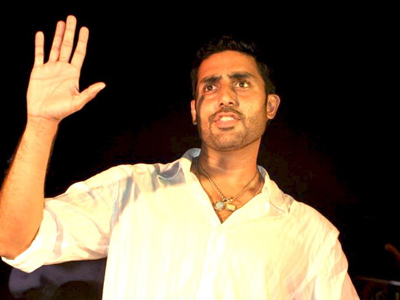 abhishek promotes raavan at inorbit mall 6