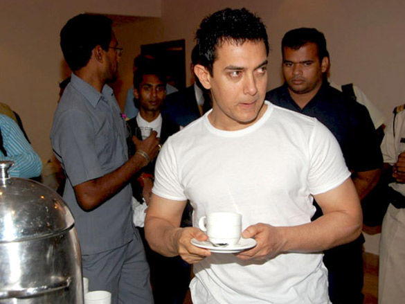 aamir khan unveils first promo of peeplilive 6
