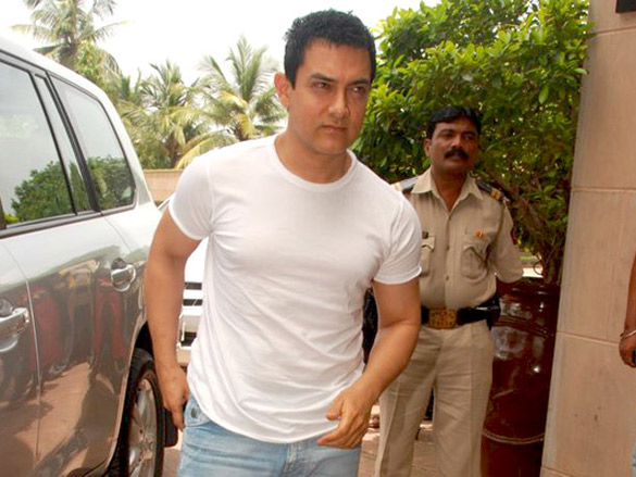 aamir khan unveils first promo of peeplilive 11