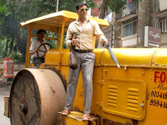 akshay kumar promotes khatta meetha by inspecting the roads of mumbai 2
