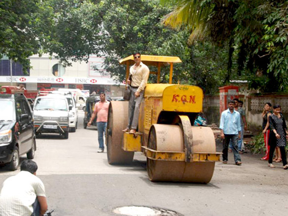akshay kumar promotes khatta meetha by inspecting the roads of mumbai 3
