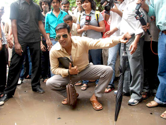 akshay kumar promotes khatta meetha by inspecting the roads of mumbai 7