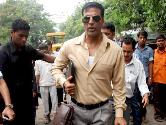 akshay kumar promotes khatta meetha by inspecting the roads of mumbai 8