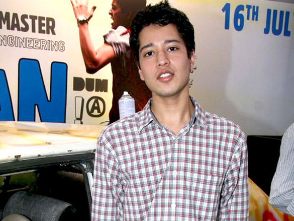 udaan cast breaks a car to promote movie 8