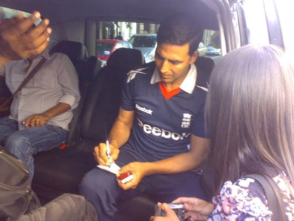 on the sets of patiala house 7