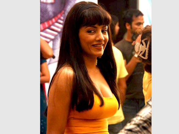 on the sets of hello darling 8