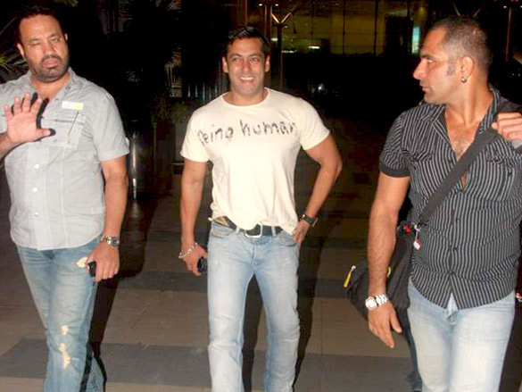 salman with dabangg team spotted at the airport 2