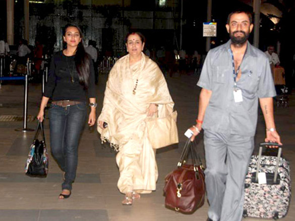 salman with dabangg team spotted at the airport 7