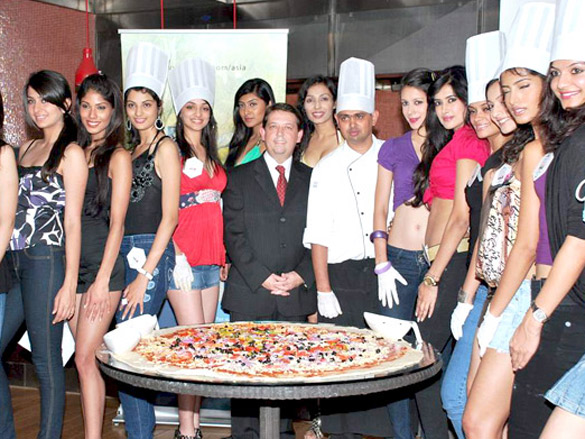 femina miss india finalists make giant pizza at novotel hotel 2