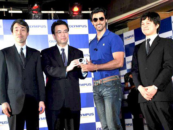 kunal kapoor with top models launches new olympus camera 2