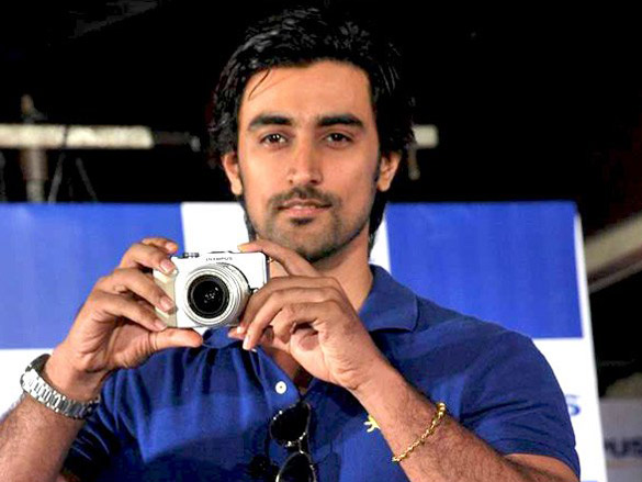 kunal kapoor with top models launches new olympus camera 4