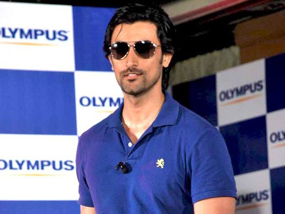 kunal kapoor with top models launches new olympus camera 7