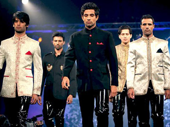 bipasha basu walks the ramp for designer azeem khan 4