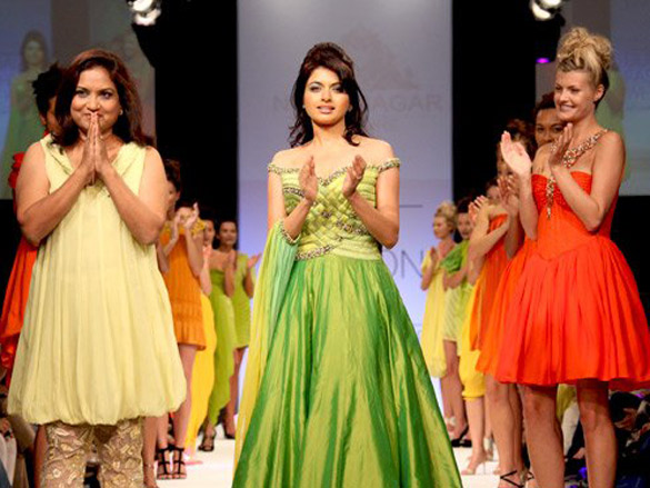 bhagyashree walks for nisha sagar at dubai fashion week 3