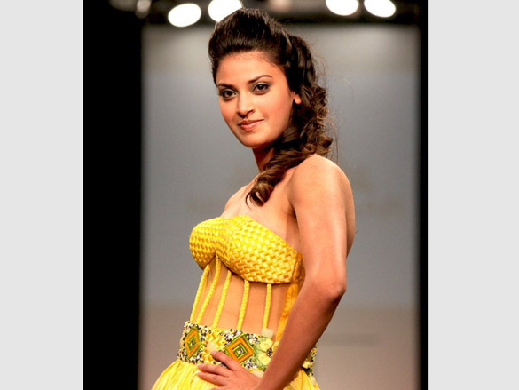 bhagyashree walks for nisha sagar at dubai fashion week 5