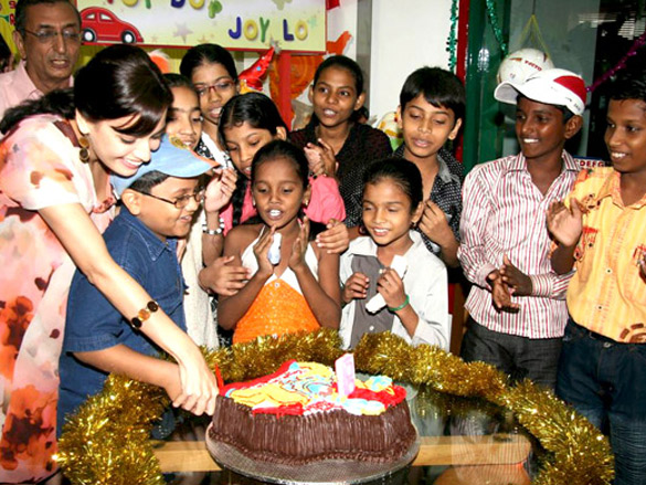 dia mirza celebrates 98 3 fm radio mirchis 8th birthday with ngo kids 2