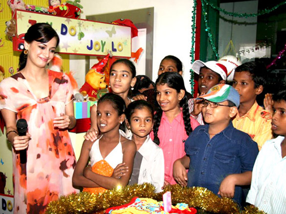 dia mirza celebrates 98 3 fm radio mirchis 8th birthday with ngo kids 3