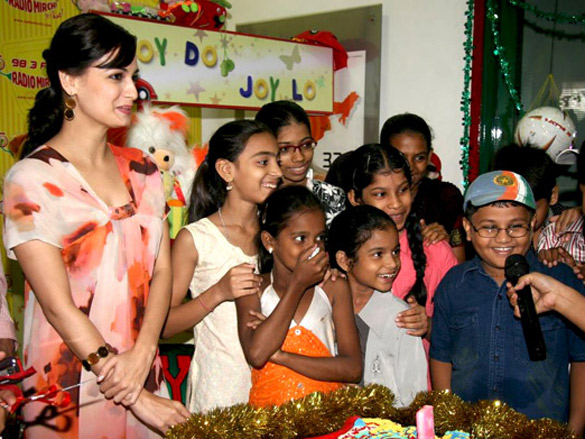 dia mirza celebrates 98 3 fm radio mirchis 8th birthday with ngo kids 5