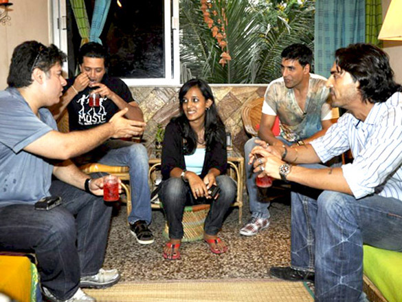 akshay arjun and ritesh visit housefull contest winners house 5