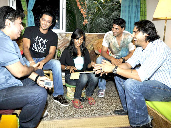 akshay arjun and ritesh visit housefull contest winners house 6