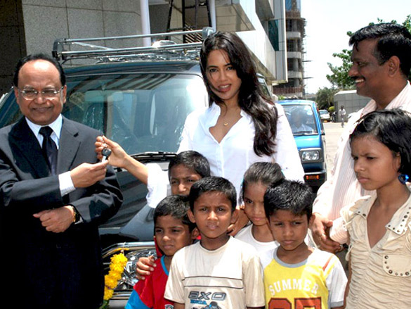 sameera reddy at dreams home ngo childrens event 6