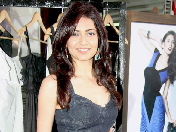 simran kaur mundi at globus spring summer 2010 collection launch 7