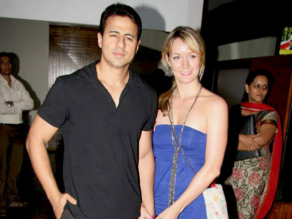 simran kaur mundi at globus spring summer 2010 collection launch 10