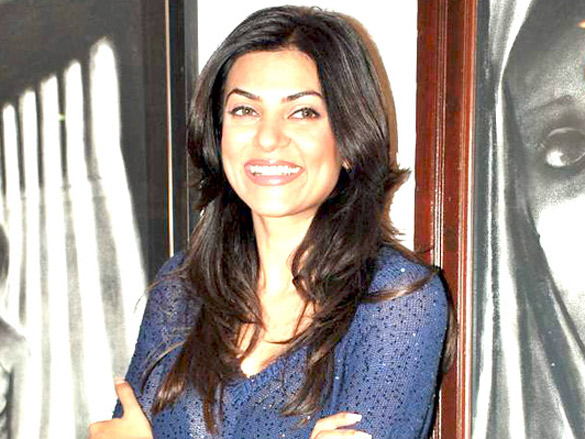 sushmita sen launches charcoal exhibition by gautam patole 6