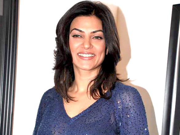 sushmita sen launches charcoal exhibition by gautam patole 11