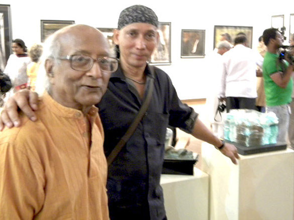 sushmita sen launches charcoal exhibition by gautam patole 19