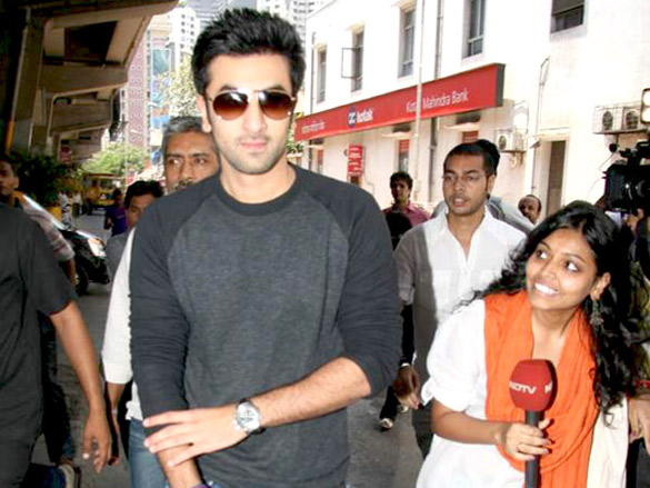 katrina and ranbir promote raajneeti on radio mirchi 98 3 fm 10