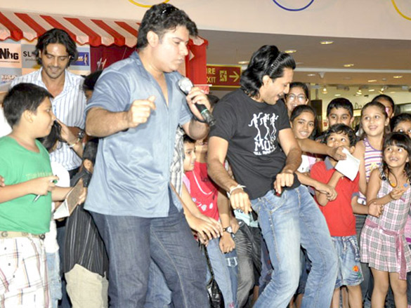 arjun ritesh and sajid promote housefull at infinity mall 4