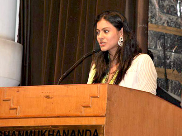 kajol receives dinanath mangeshkar puraskar award 7