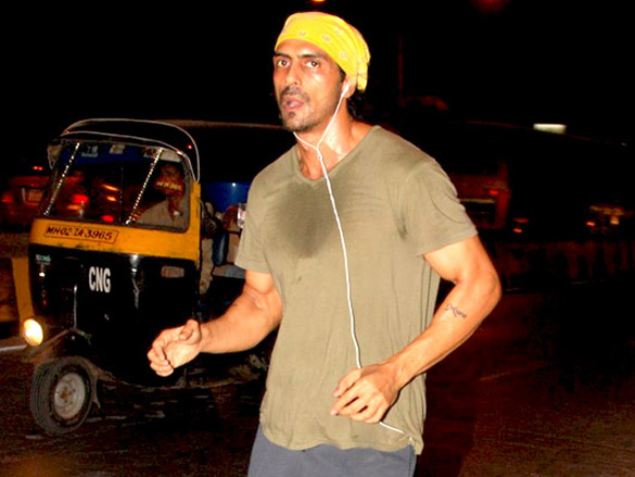 arjun rampal spotted jogging on carter road 3